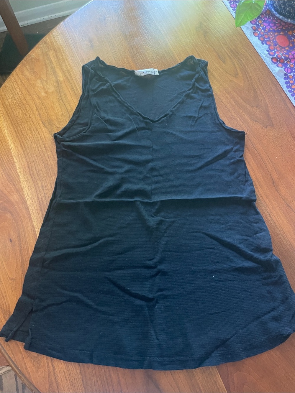 cut·loose Black Sleeveless V-Neck Knit Top